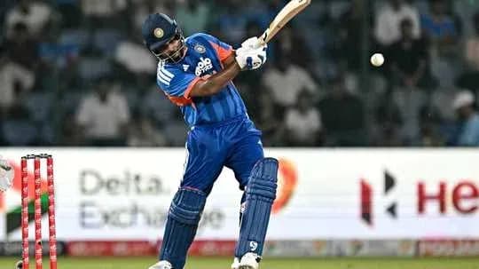 Joueur de cricket frappant une balle au stade Joueur de cricket frappant une balle au stade