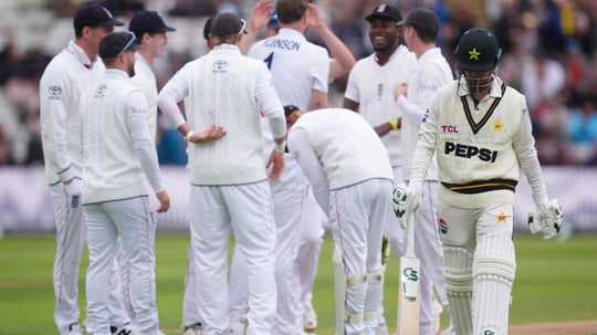 Joueurs célébrant après un wicket lors d'un match de cricket Joueurs célébrant après un wicket lors d'un match de cricket