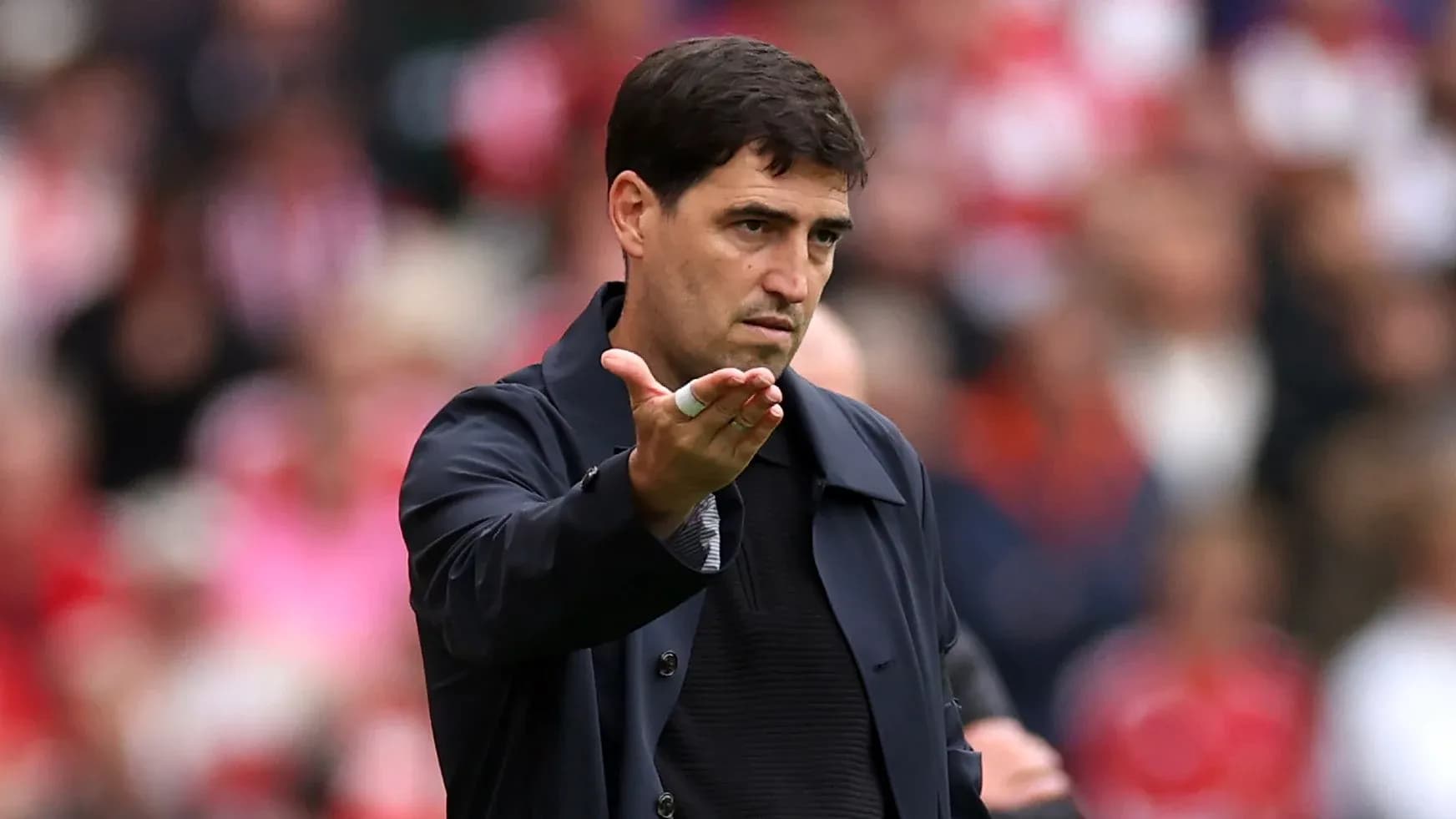 Entraîneur gesticulant sur la touche pendant un match Entraîneur gesticulant sur la touche pendant un match