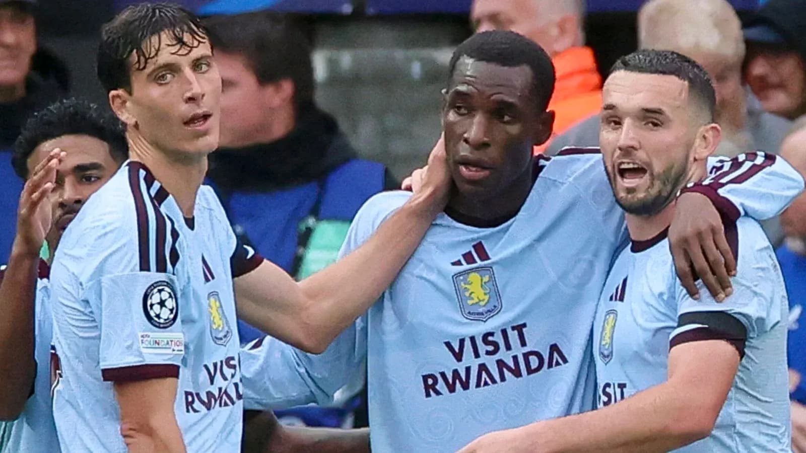 Joueurs d'Aston Villa célébrant un but ensemble Joueurs d'Aston Villa célébrant un but ensemble