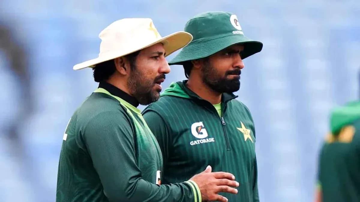 Deux joueurs de cricket pakistanais en discussion Deux joueurs de cricket pakistanais en discussion