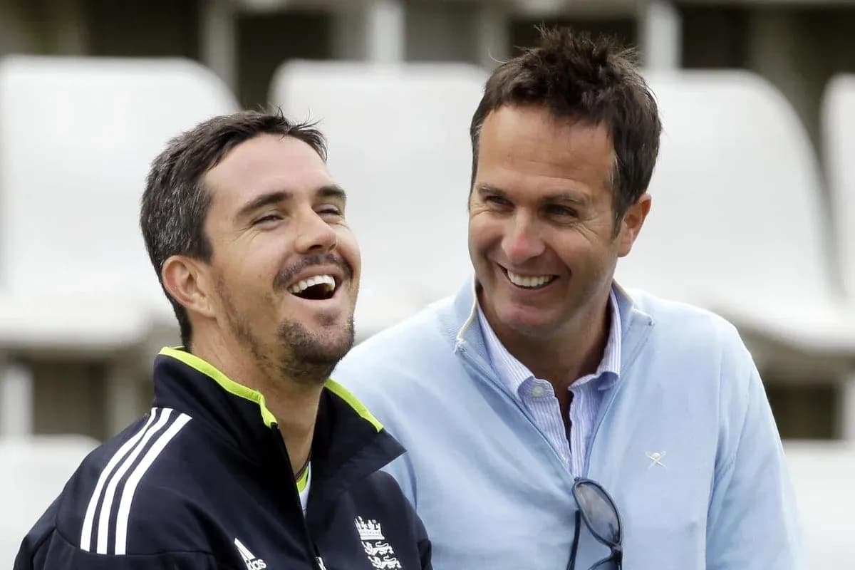 Deux hommes souriant lors d'un événement sportif Deux hommes souriant lors d'un événement sportif