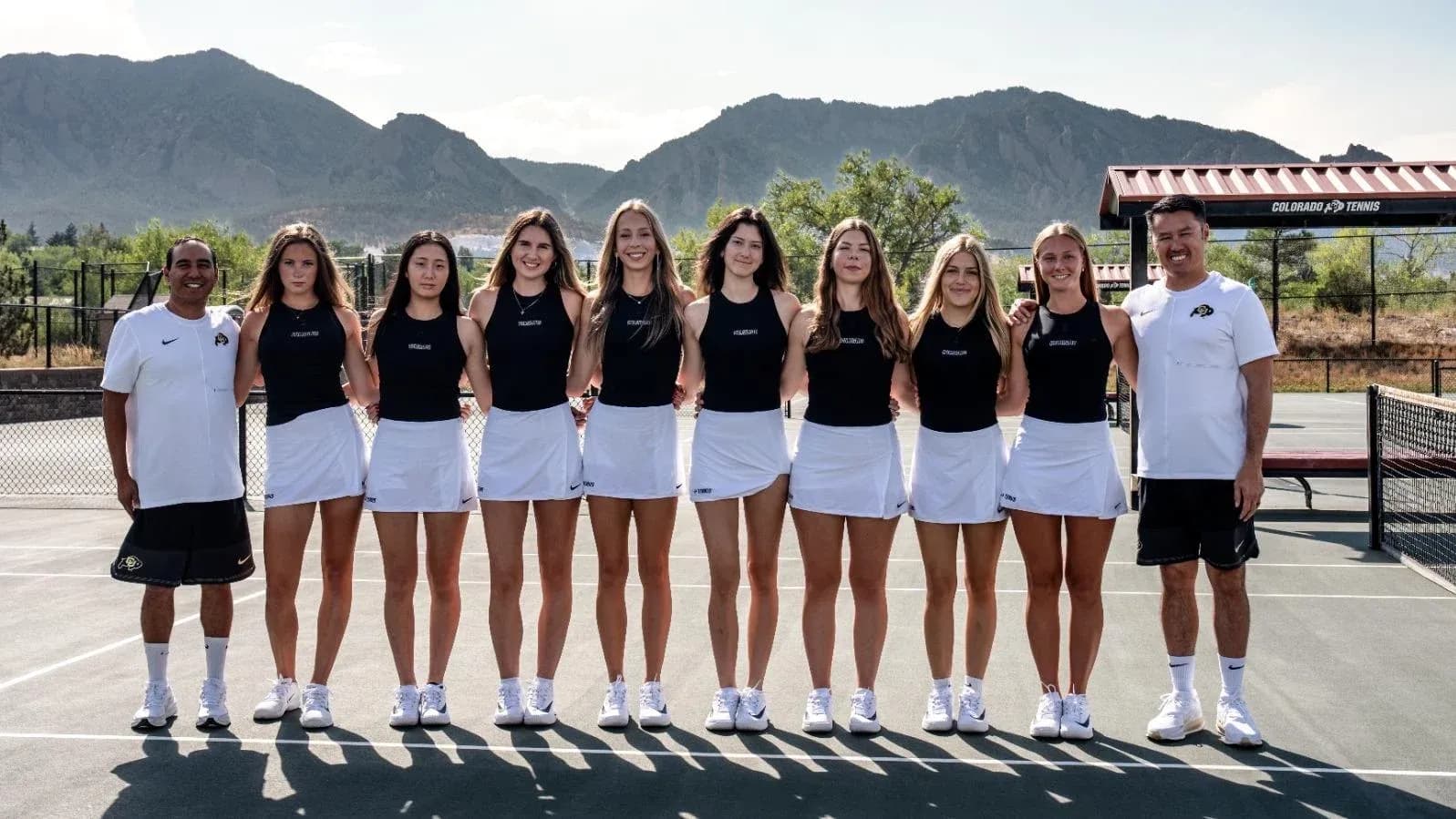 Équipe de tennis féminine posant sur le court Équipe de tennis féminine posant sur le court
