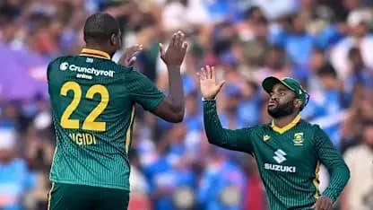 Joueurs sud-africains célébrant un wicket sur le terrain Joueurs sud-africains célébrant un wicket sur le terrain