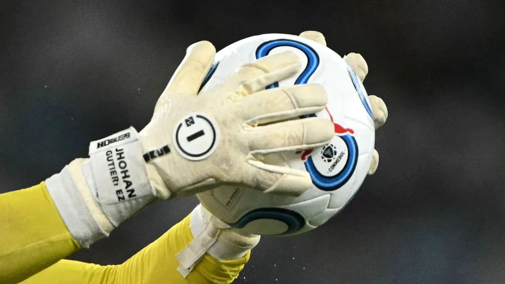 Gardien de but attrapant un ballon de football Gardien de but attrapant un ballon de football
