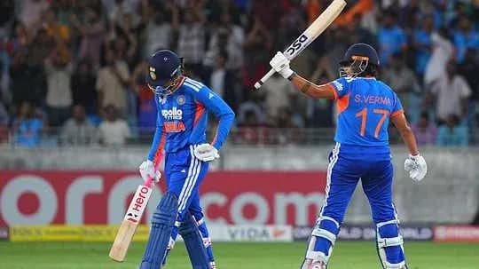 Joueurs de cricket célébrant un point marqué Joueurs de cricket célébrant un point marqué