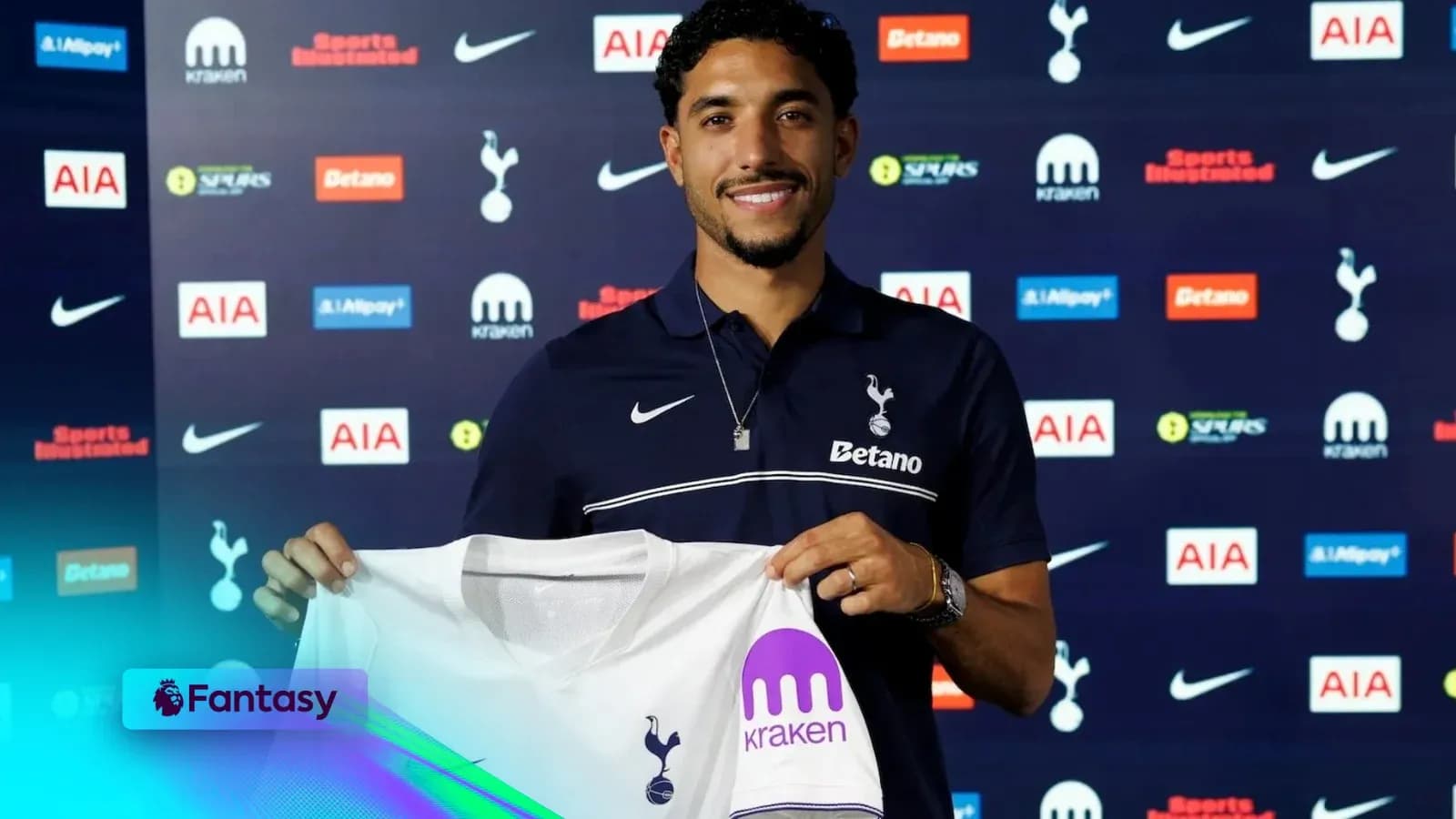 Joueur présentant le maillot de Tottenham lors de la conférence Joueur présentant le maillot de Tottenham lors de la conférence