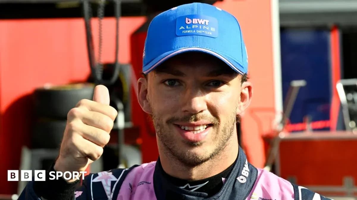 Pilote de Formule 1 faisant un signe de pouce levé Pilote de Formule 1 faisant un signe de pouce levé