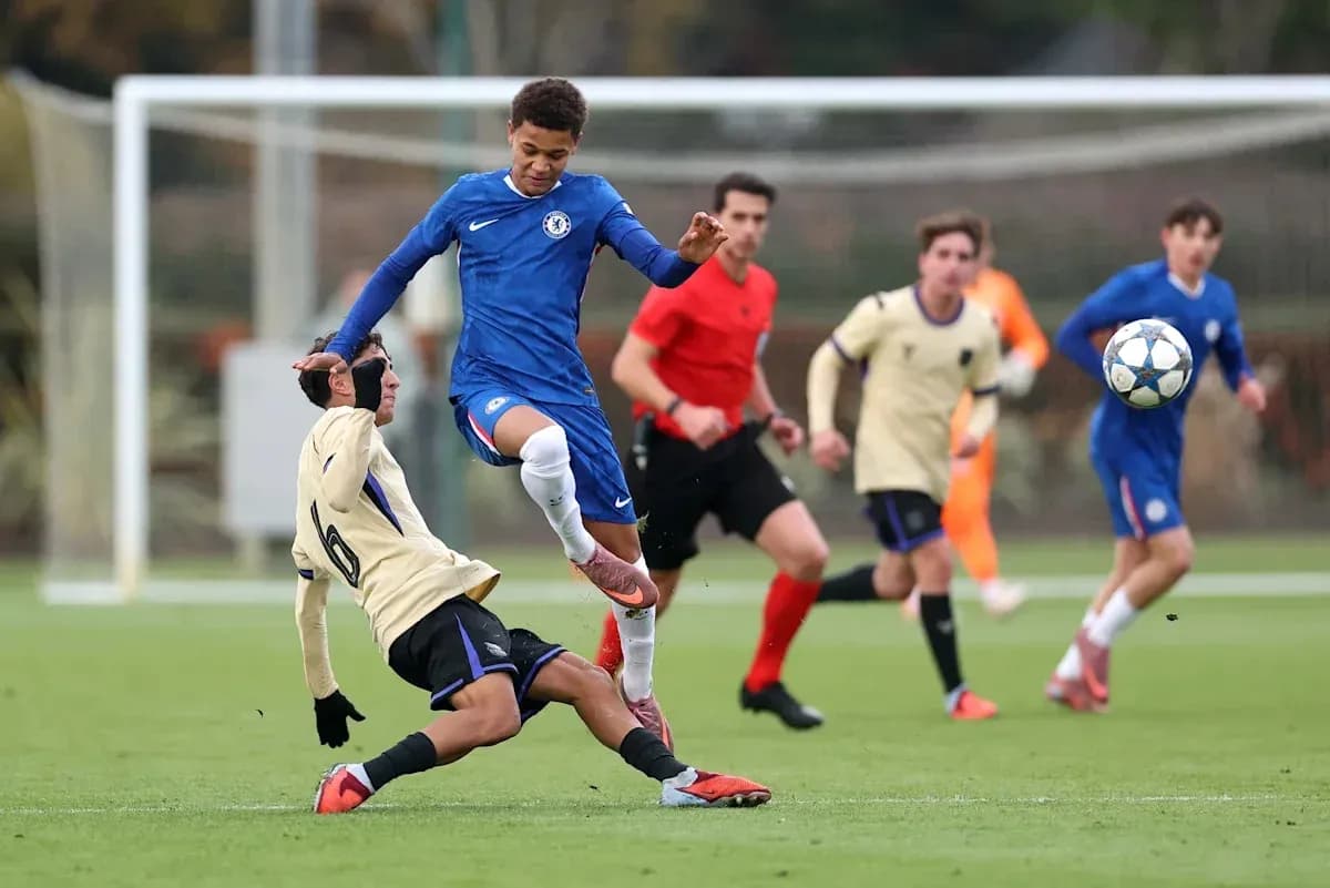 Joueur Chelsea dribblant un adversaire au sol Joueur Chelsea dribblant un adversaire au sol
