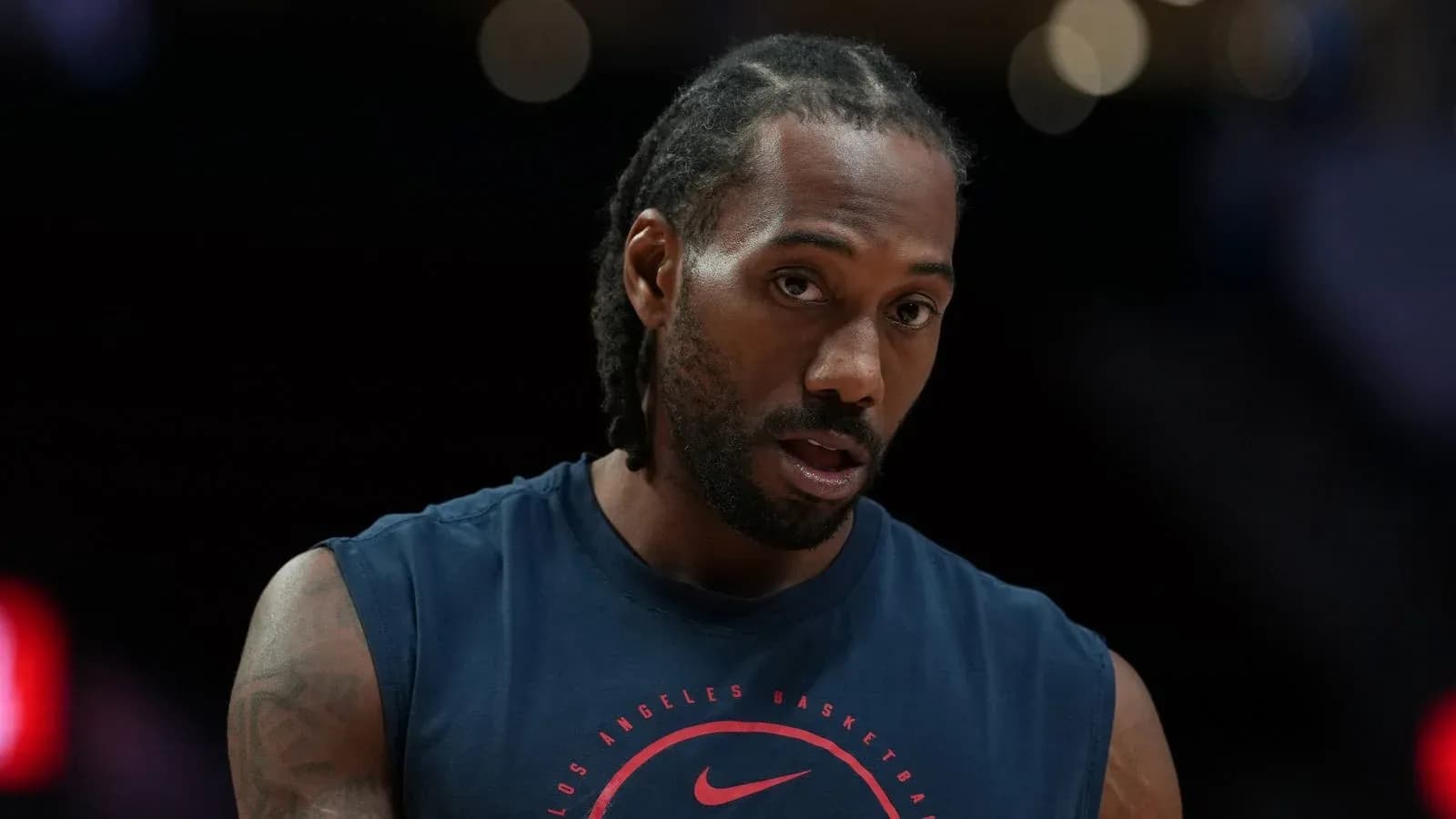 Joueur s'échauffant avant un match de basket Joueur s'échauffant avant un match de basket