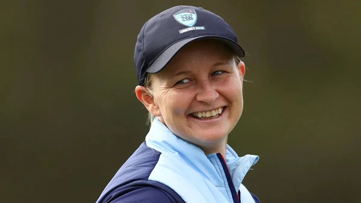 Femme souriante portant une casquette de cricket Femme souriante portant une casquette de cricket