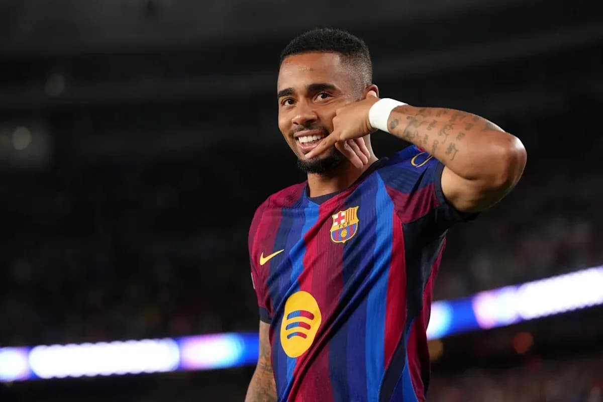 Joueur de Barça célébrant un but avec un geste Joueur de Barça célébrant un but avec un geste