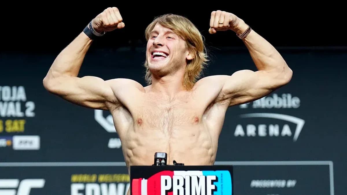 Lutteux affichant ses muscles lors de la pesée Lutteux affichant ses muscles lors de la pesée