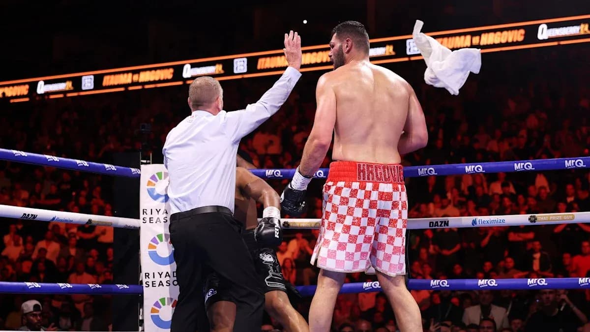 Arbitre stoppant le combat de boxe dans le ring Arbitre stoppant le combat de boxe dans le ring