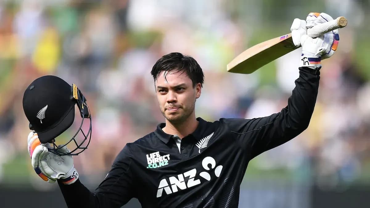 Joueur de cricket célébrant avec casque et batte Joueur de cricket célébrant avec casque et batte