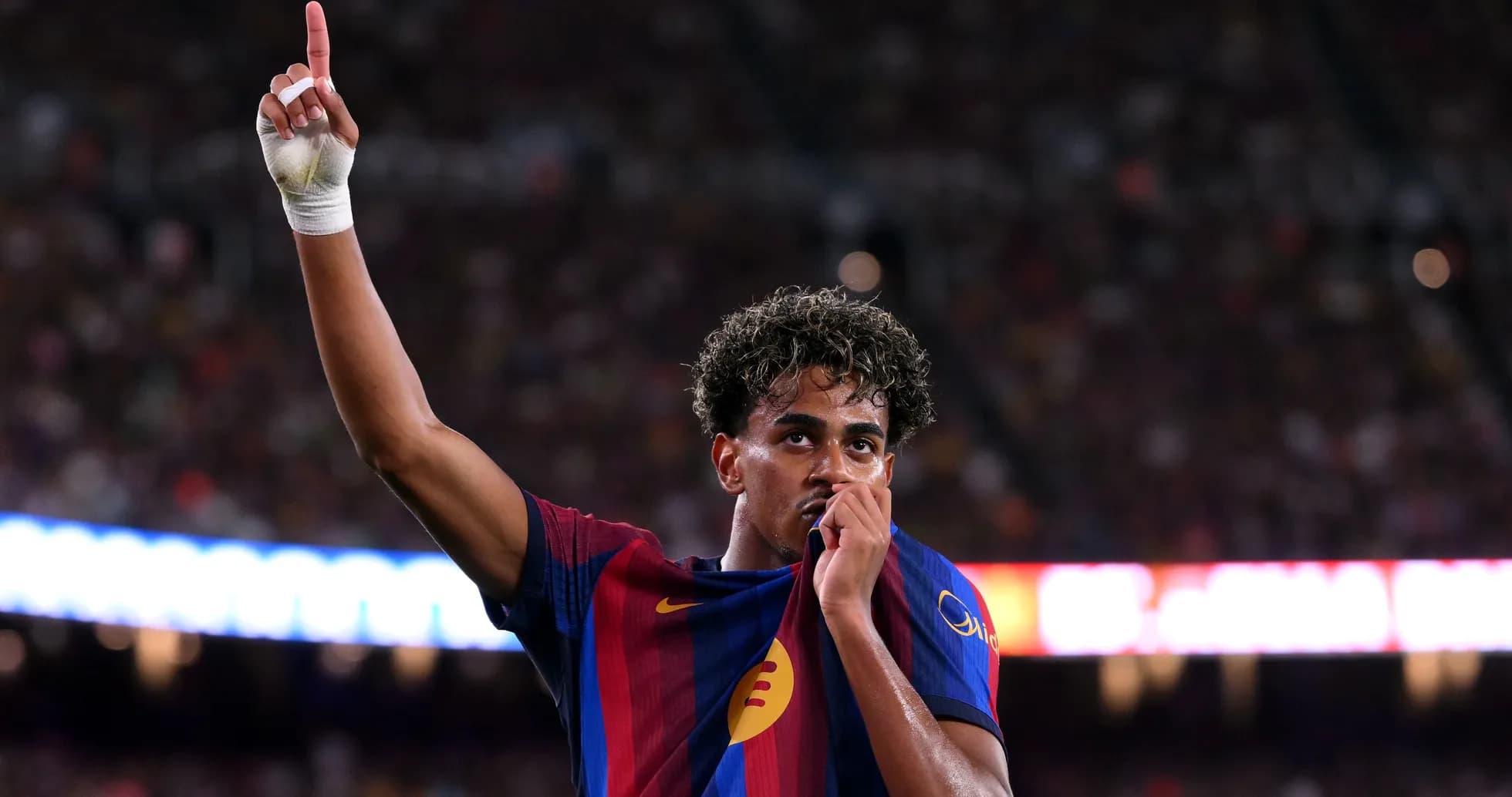 Joueur de Barcelone célébrant avec le maillot Joueur de Barcelone célébrant avec le maillot