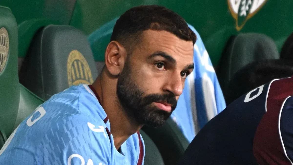 Joueur assis sur le banc pendant le match Joueur assis sur le banc pendant le match