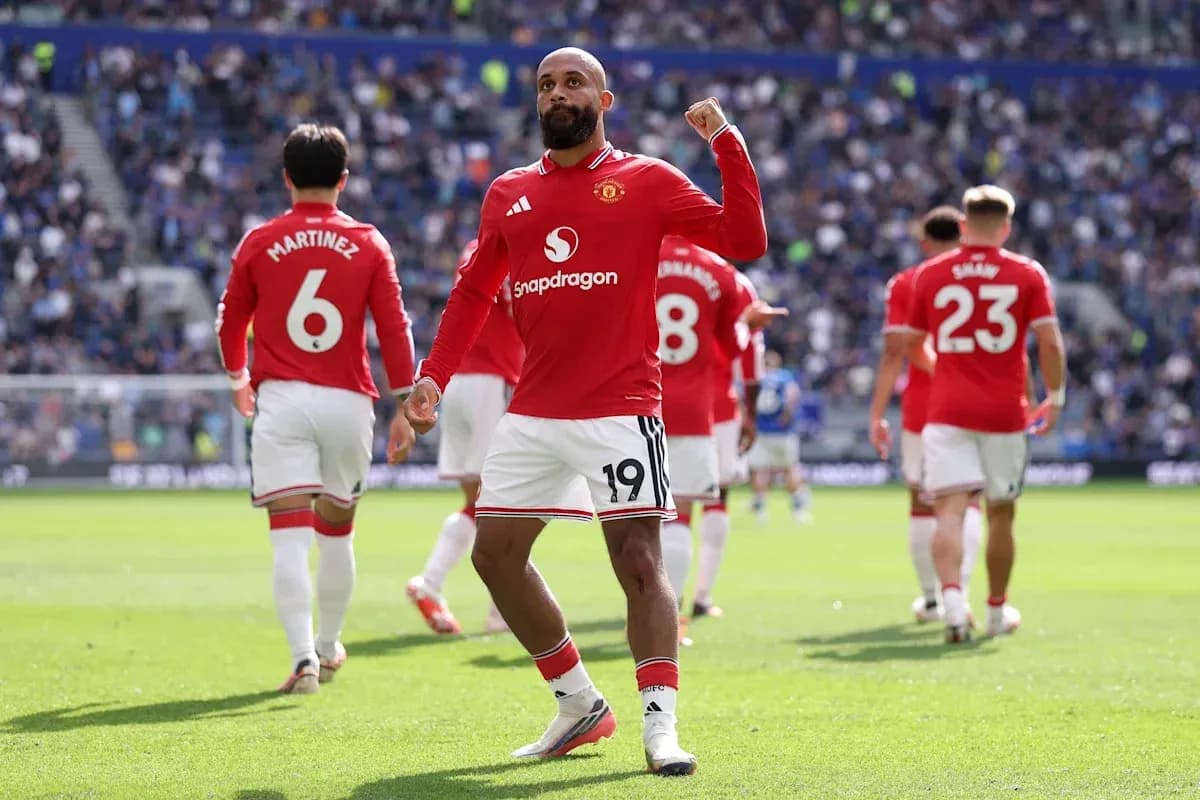 Joueur de Manchester United célèbre un but marqué Joueur de Manchester United célèbre un but marqué