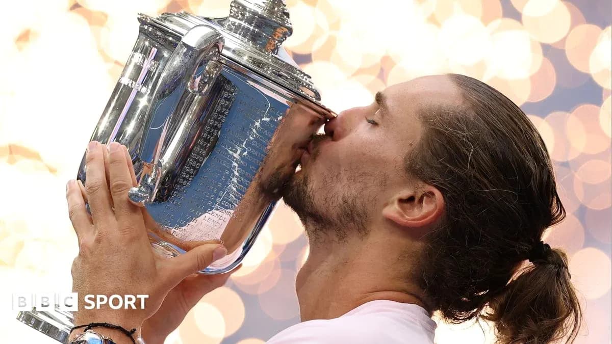 Joueur embrassant le trophée après la victoire Joueur embrassant le trophée après la victoire