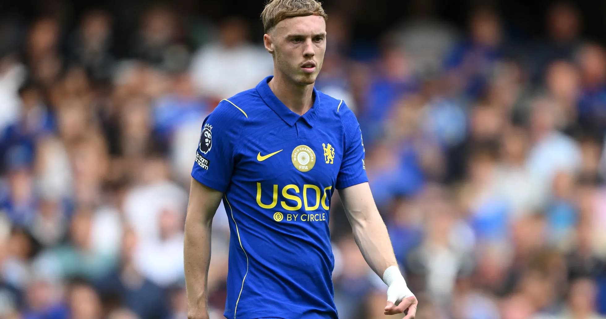 Joueur de Chelsea marchant sur le terrain de football Joueur de Chelsea marchant sur le terrain de football