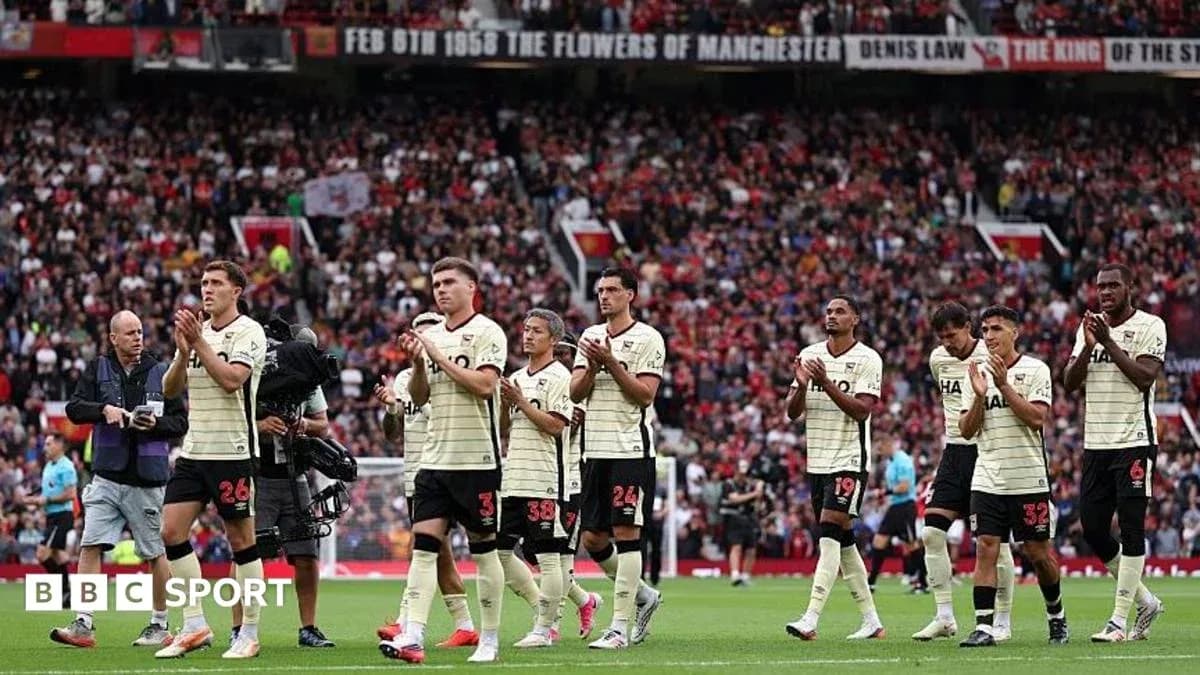 Joueurs applaudissant les supporters à Old Trafford Joueurs applaudissant les supporters à Old Trafford