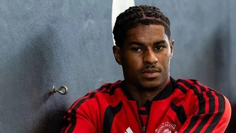 Joueur de football en tenue d'entraînement posant Joueur de football en tenue d'entraînement posant