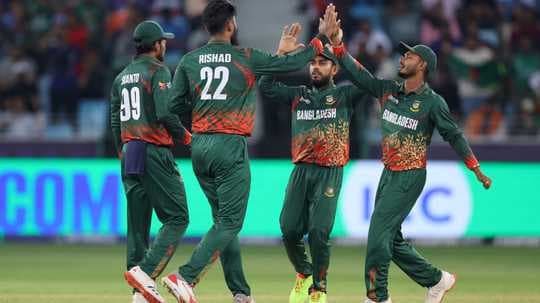Joueurs de cricket du Bangladesh célébrant un wicket Joueurs de cricket du Bangladesh célébrant un wicket