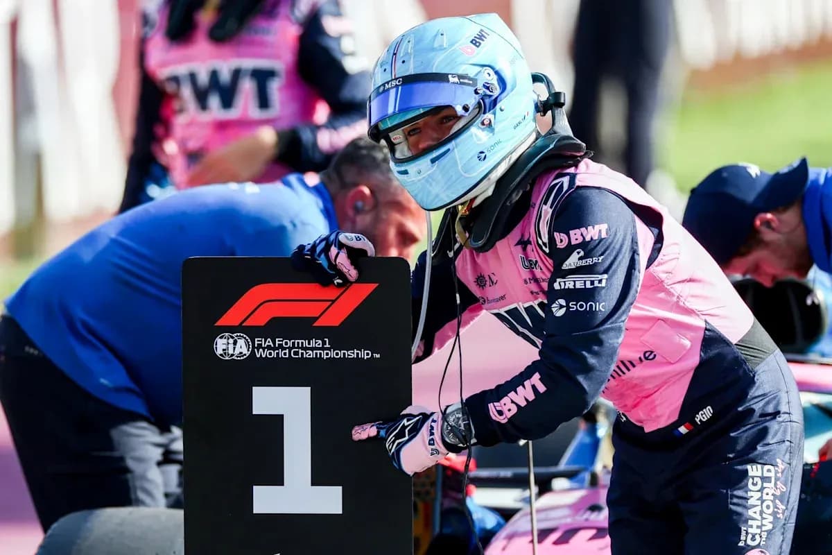 Pilote tenant un panneau numéro 1 en F1 Pilote tenant un panneau numéro 1 en F1