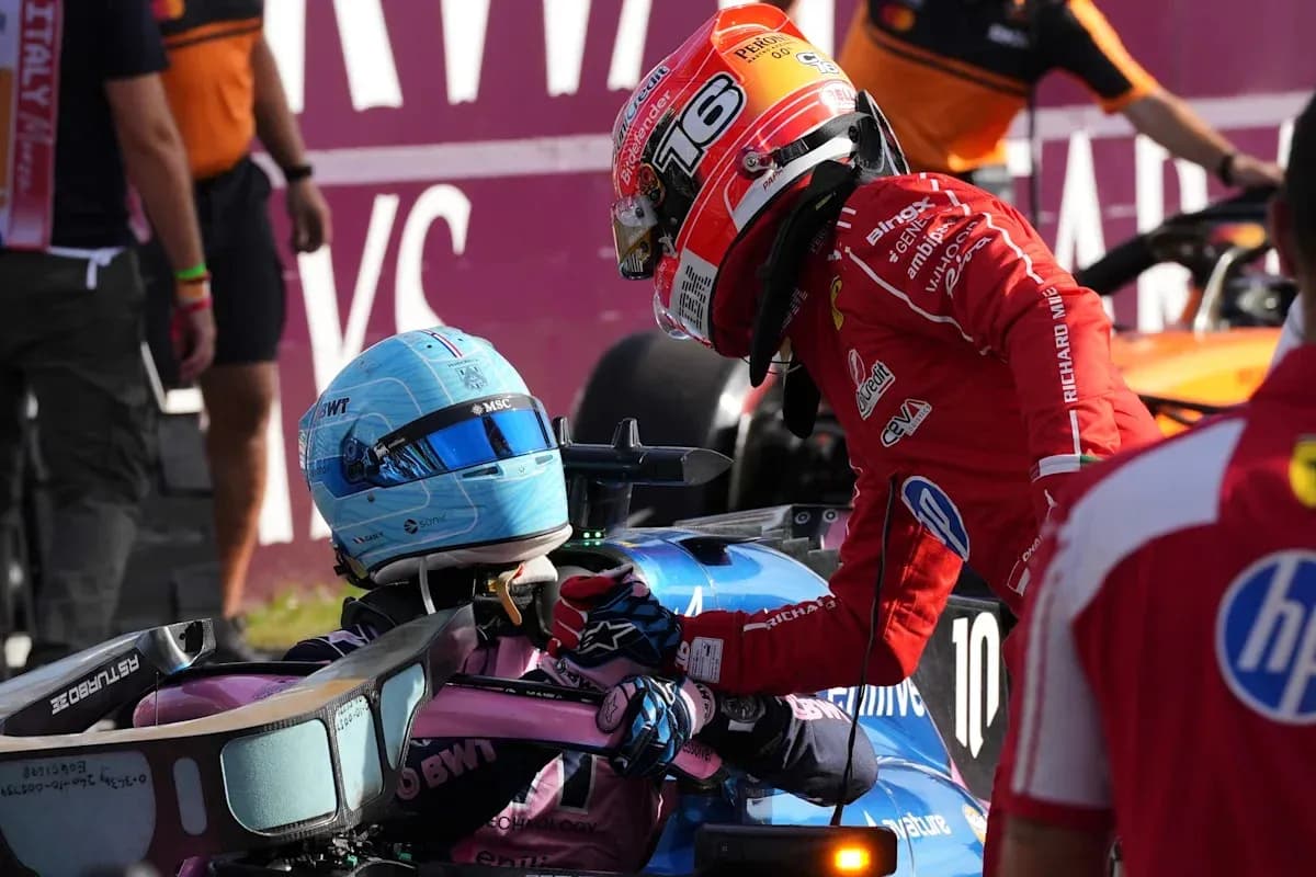 Pilote en combinaison rouge s'approchant d'un pilote en bleu Pilote en combinaison rouge s'approchant d'un pilote en bleu