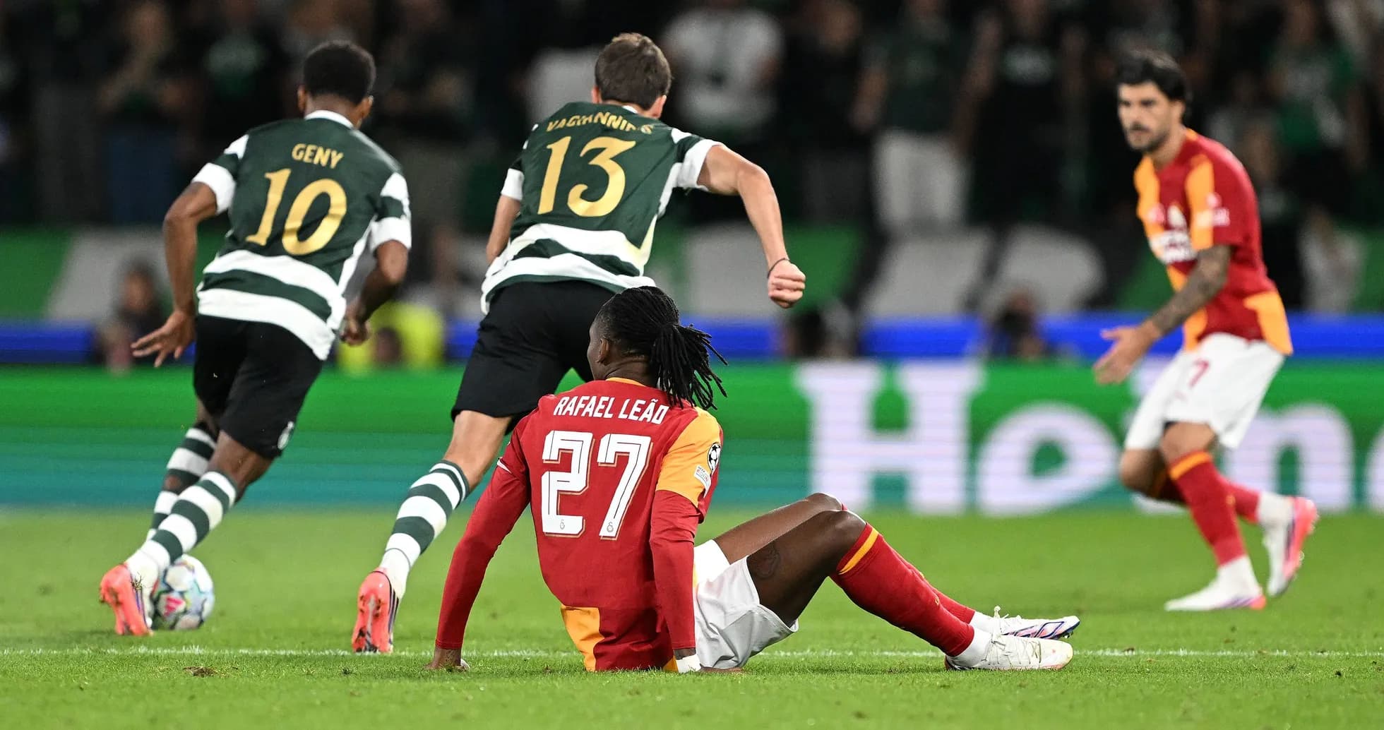 Rafael Leão assis sur le terrain après une chute Rafael Leão assis sur le terrain après une chute