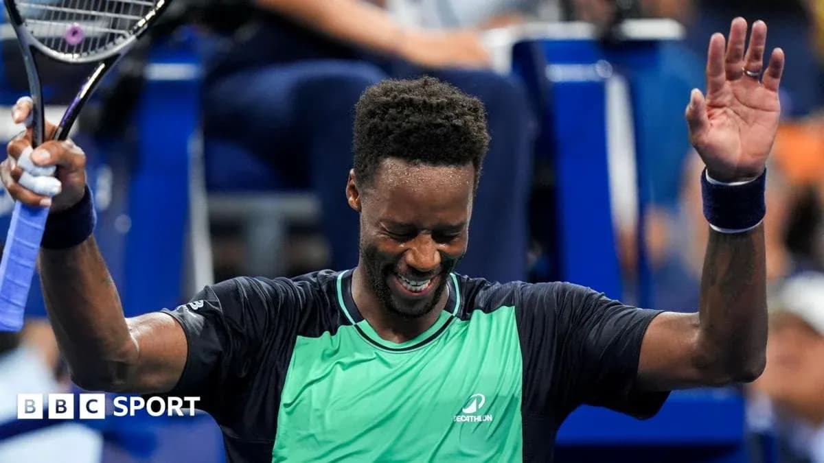 Joueur de tennis levant les bras après une victoire Joueur de tennis levant les bras après une victoire