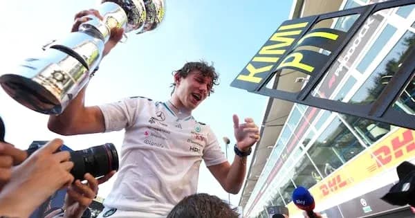 Pilote célébrant avec le trophée après la victoire Pilote célébrant avec le trophée après la victoire