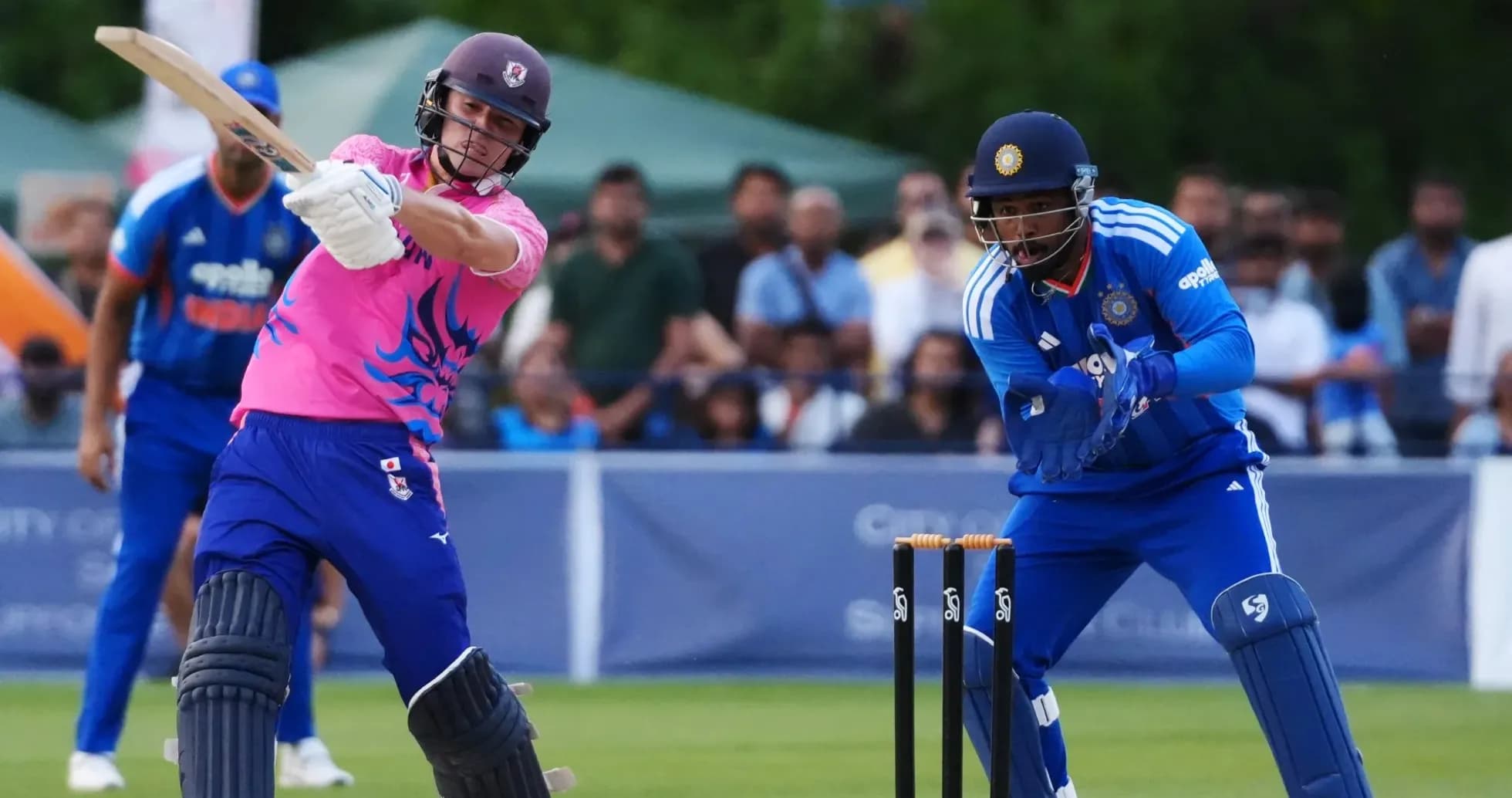 Batteur frappant la balle pendant un match de cricket Batteur frappant la balle pendant un match de cricket
