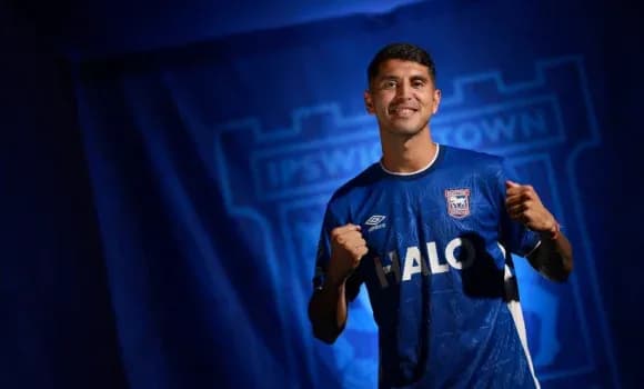 Joueur posant en maillot d'Ipswich Town Joueur posant en maillot d'Ipswich Town