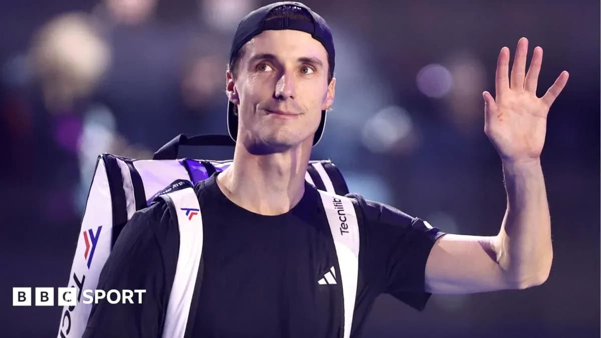Joueur de tennis saluant avec son sac à dos Joueur de tennis saluant avec son sac à dos
