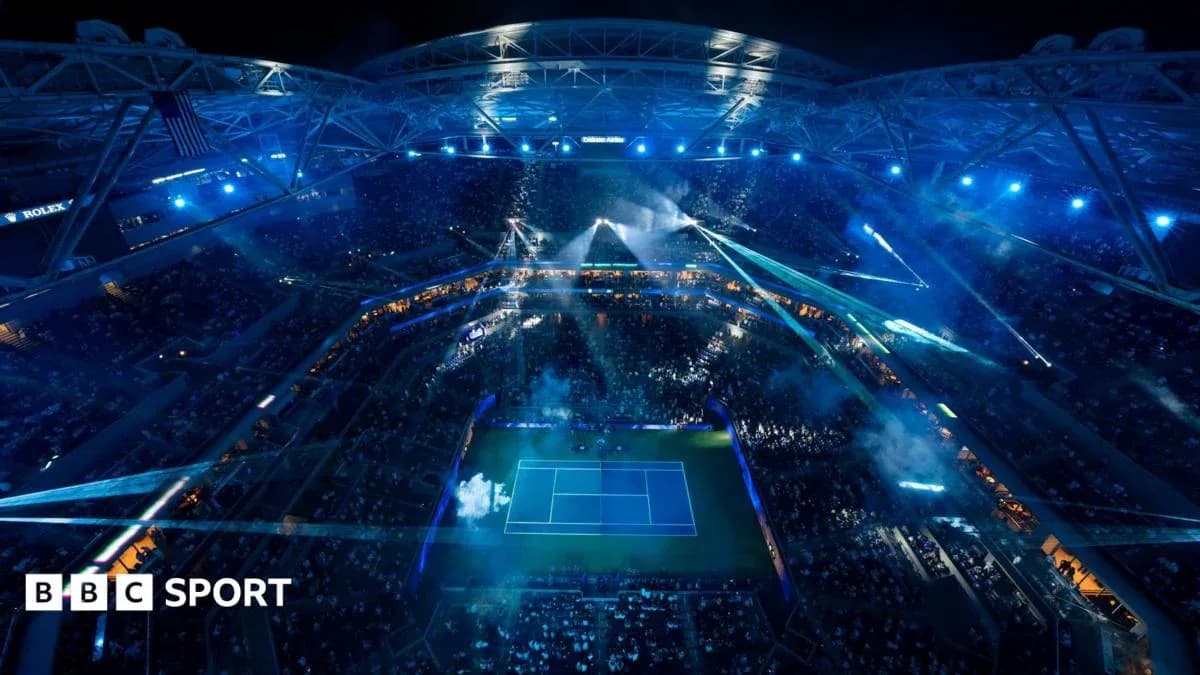 Stade rempli de spectateurs lors d'un événement de tennis Stade rempli de spectateurs lors d'un événement de tennis