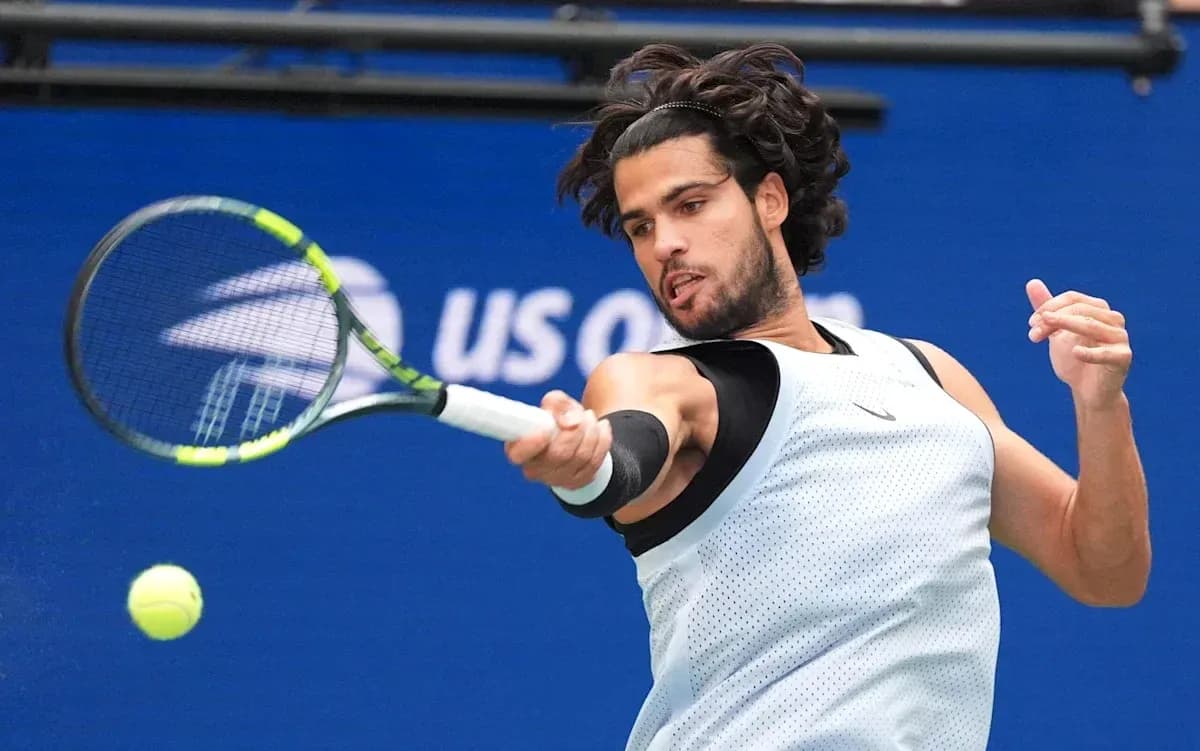 Joueur de tennis frappant une balle au US Open Joueur de tennis frappant une balle au US Open